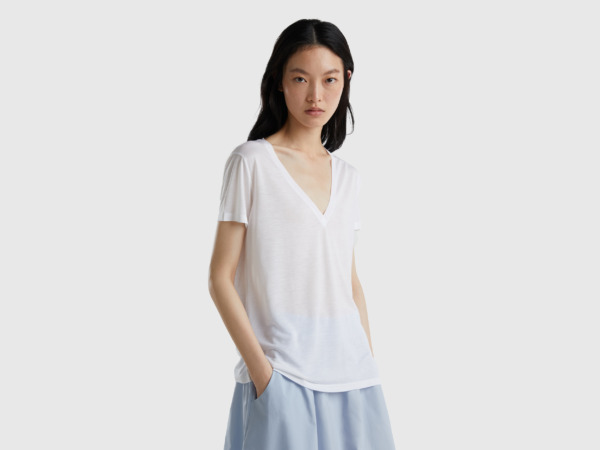 Benetton United Colors Of T-Shirt With V-Neck Made Of Sustainable White Female Womens T-SHIRTS GOOFASH