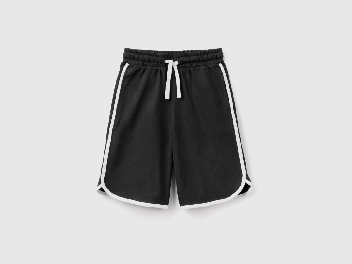 Men's United Colors Of Bermudas In Basketball Style With Tunnel Train Black Paint Benetton Mens SHORTS GOOFASH