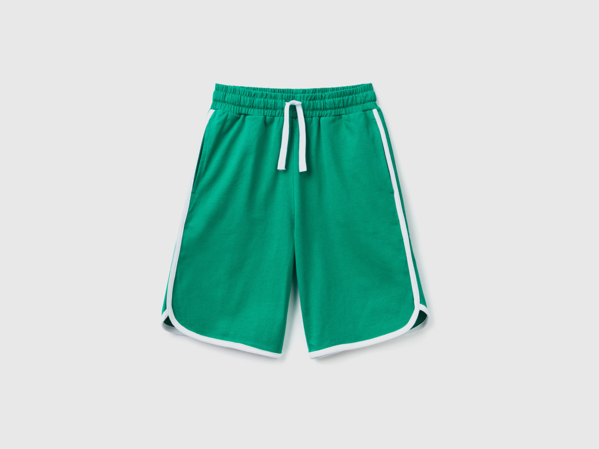 United Colors Of Bermudas In Basketball Style With Tunnel Train Green Paint Benetton Man Mens SHORTS GOOFASH