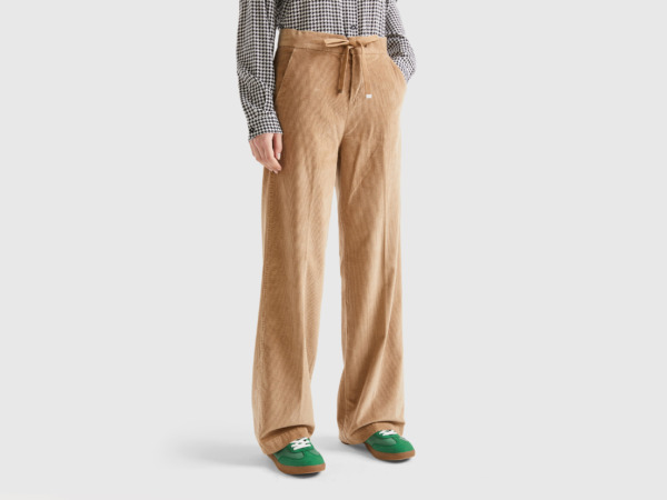 Benetton - Trousers in Camel by United Colors of Benetton GOOFASH