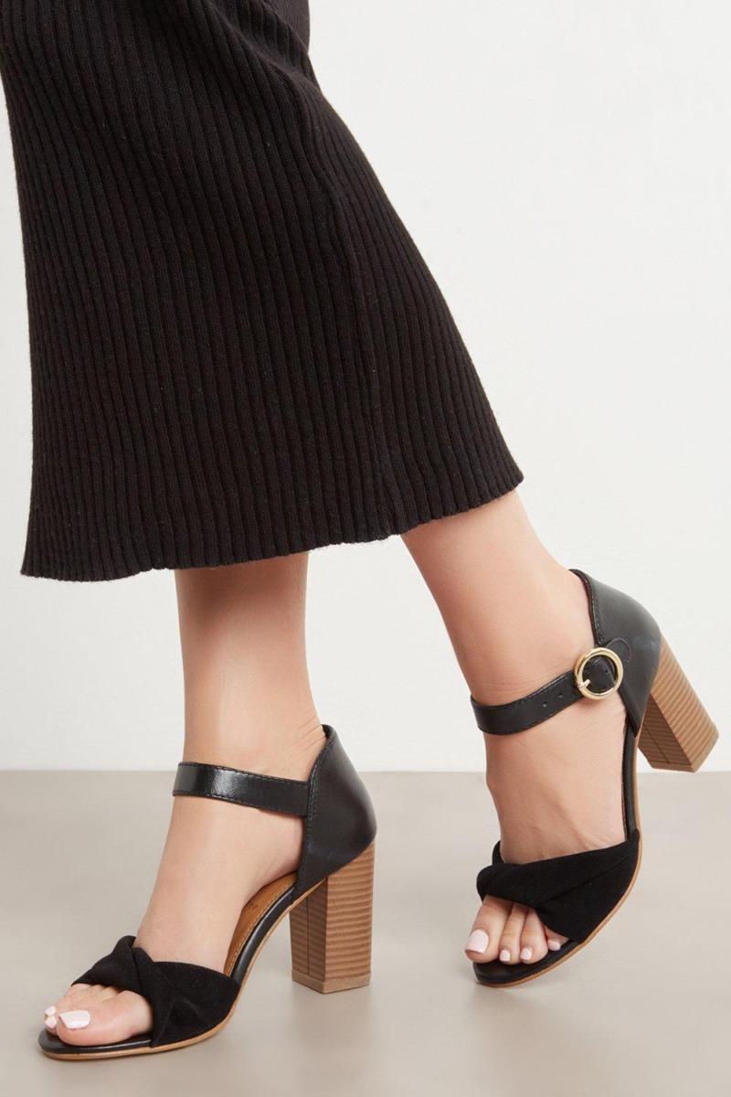 Sandals in Black by Dorothy Perkins GOOFASH