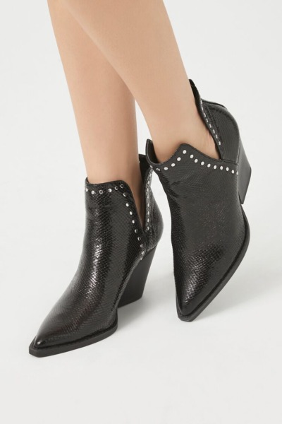 Forever 21 Ladies Boots in Black GOOFASH