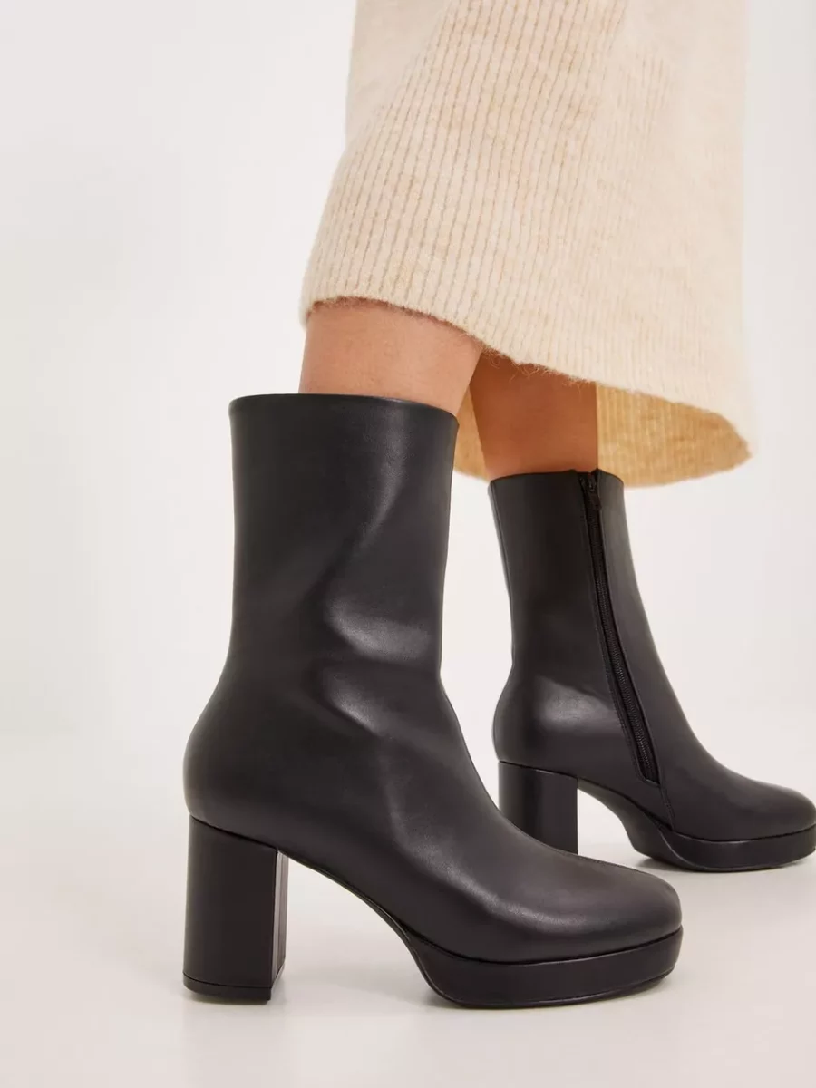 Ladies Platform Boots in Black by Nelly GOOFASH