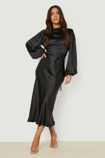 Lady Midi Dress in Black by Boohoo GOOFASH
