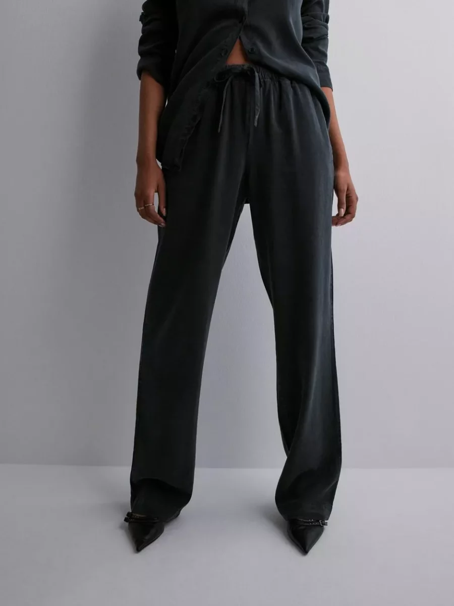 Lady Trousers in Black from Nelly GOOFASH