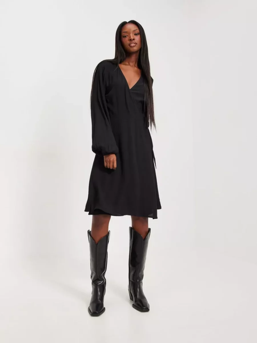 Lady Wrap Dress in Black at Nelly GOOFASH
