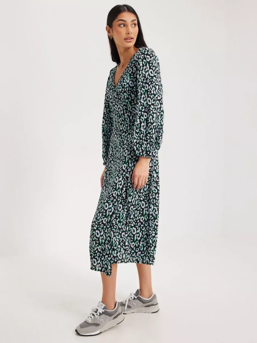 Midi Dress in Green Object Collectors Item Nelly GOOFASH