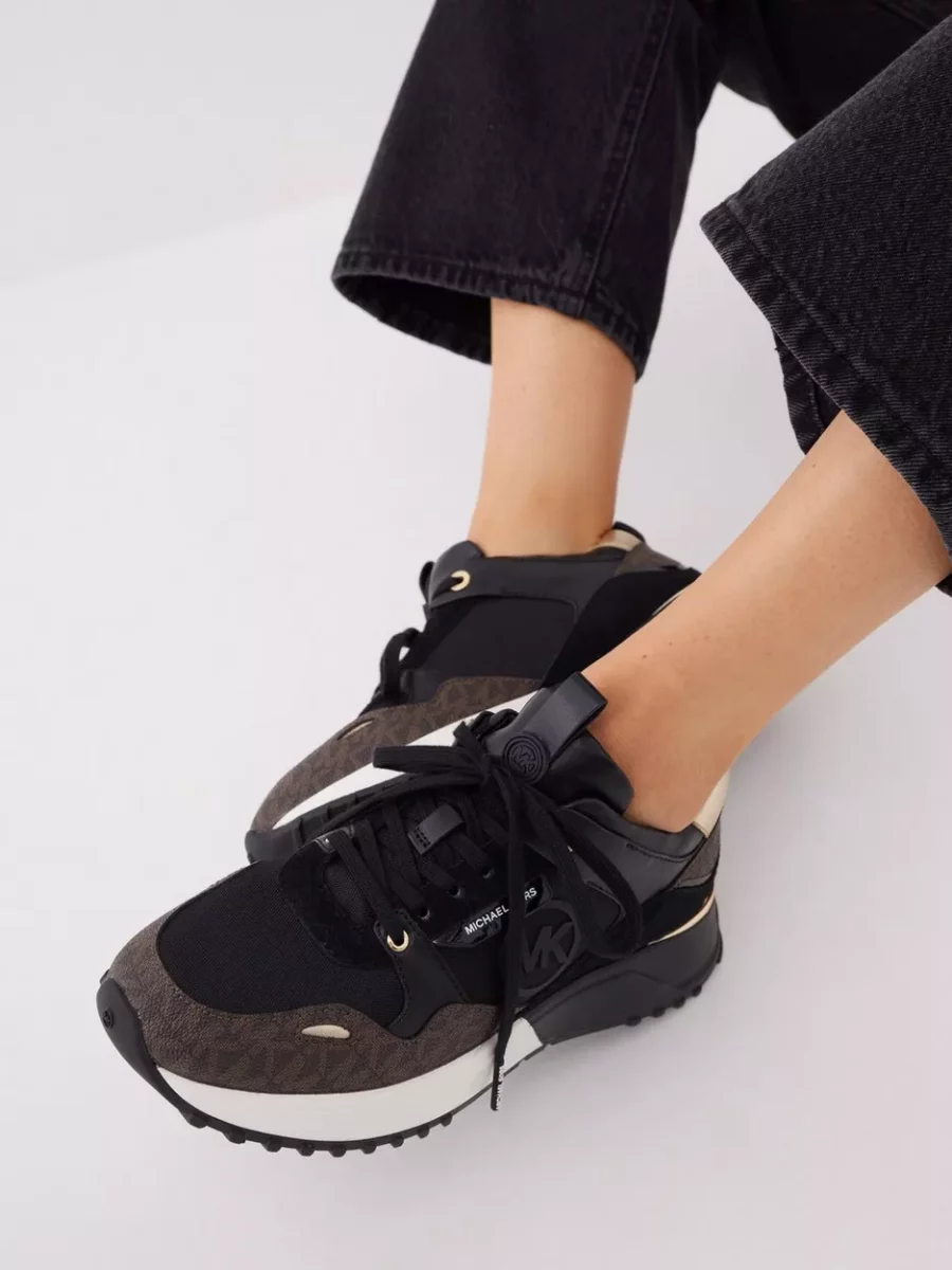 Nelly Lady Trainers in Black GOOFASH