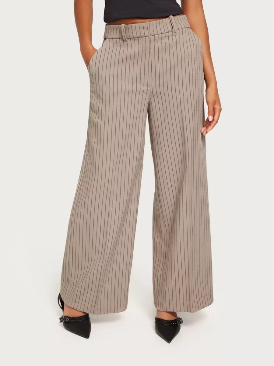 Nelly Trousers in Silver for Woman by Vero Moda GOOFASH
