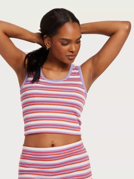 Nelly - Woman Coral Crop Top GOOFASH