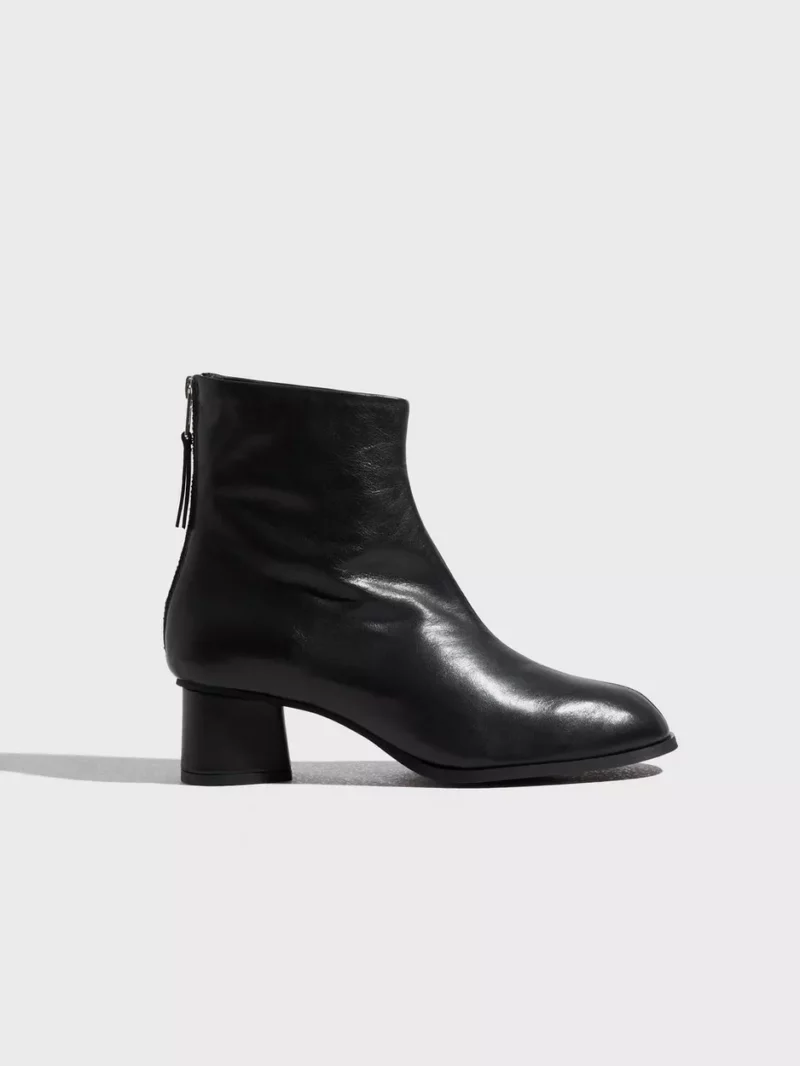 Nelly Woman Low Ankle Boots in Black by Samsoe & Samsoe GOOFASH