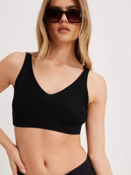 Only Lady Crop Top in Black Nelly GOOFASH