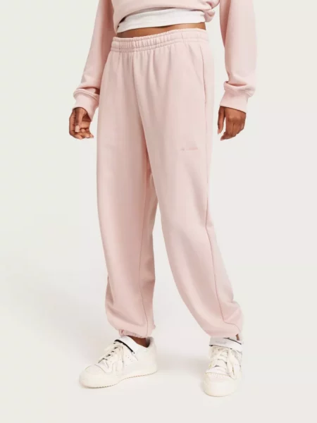 Pink Sweatpants New Balance Woman - Nelly GOOFASH