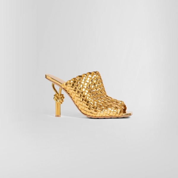 Sandals in Gold for Woman at Antonioli GOOFASH