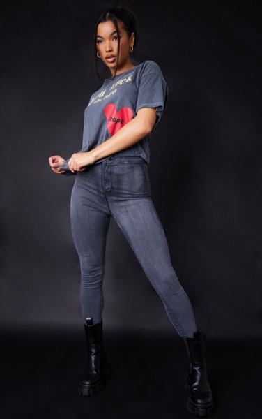 Skinny Jeans in Black - Woman - PrettyLittleThing GOOFASH