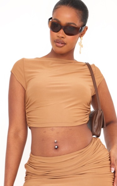 T-Shirt in Brown for Women at PrettyLittleThing GOOFASH