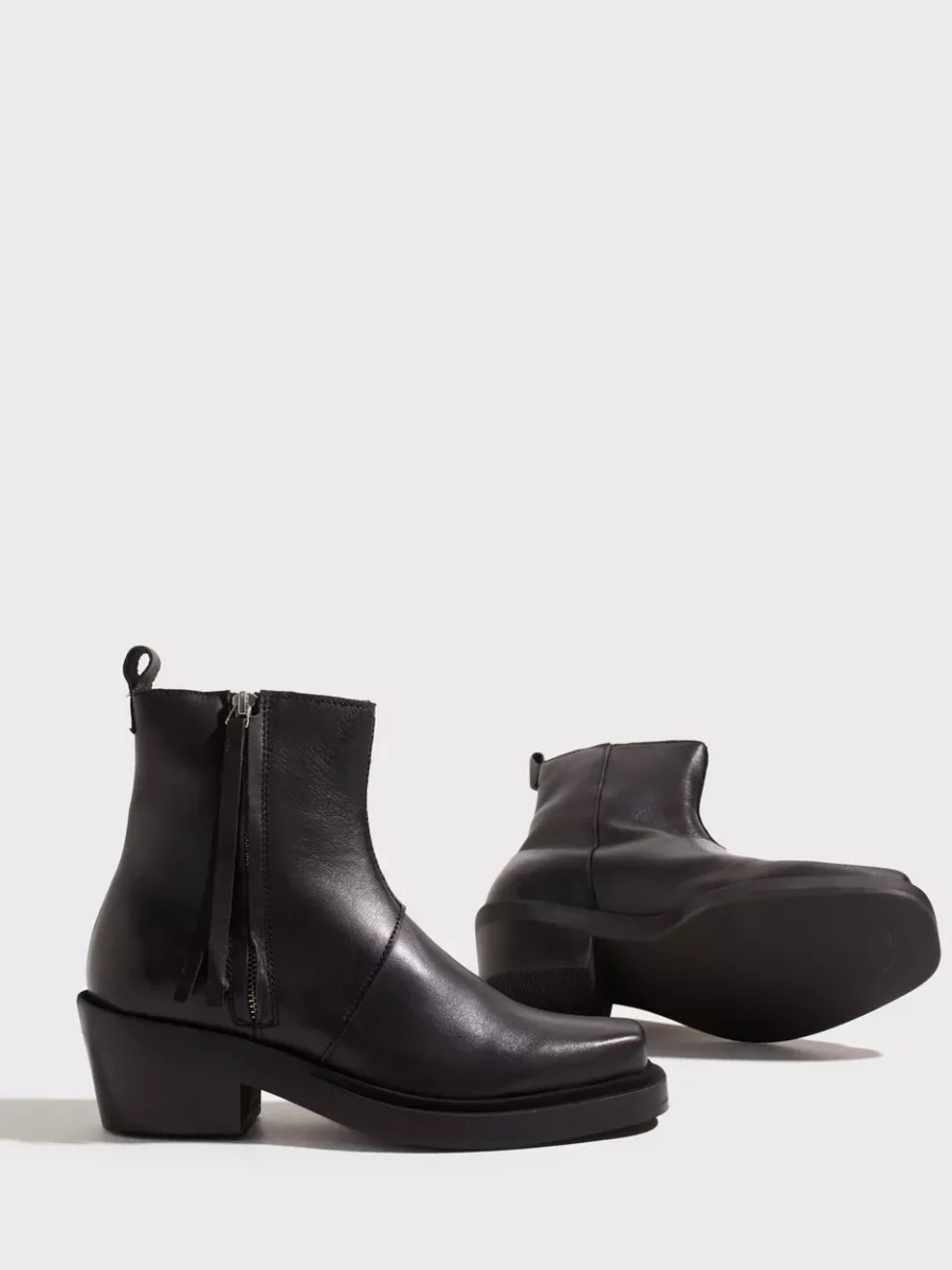 Woman Black Chelsea Boots at Nelly GOOFASH