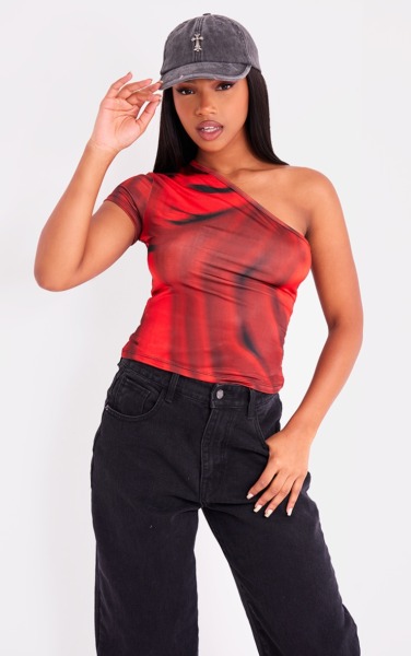 Woman Red Top at PrettyLittleThing GOOFASH