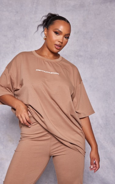Women's T-Shirt Brown from PrettyLittleThing GOOFASH