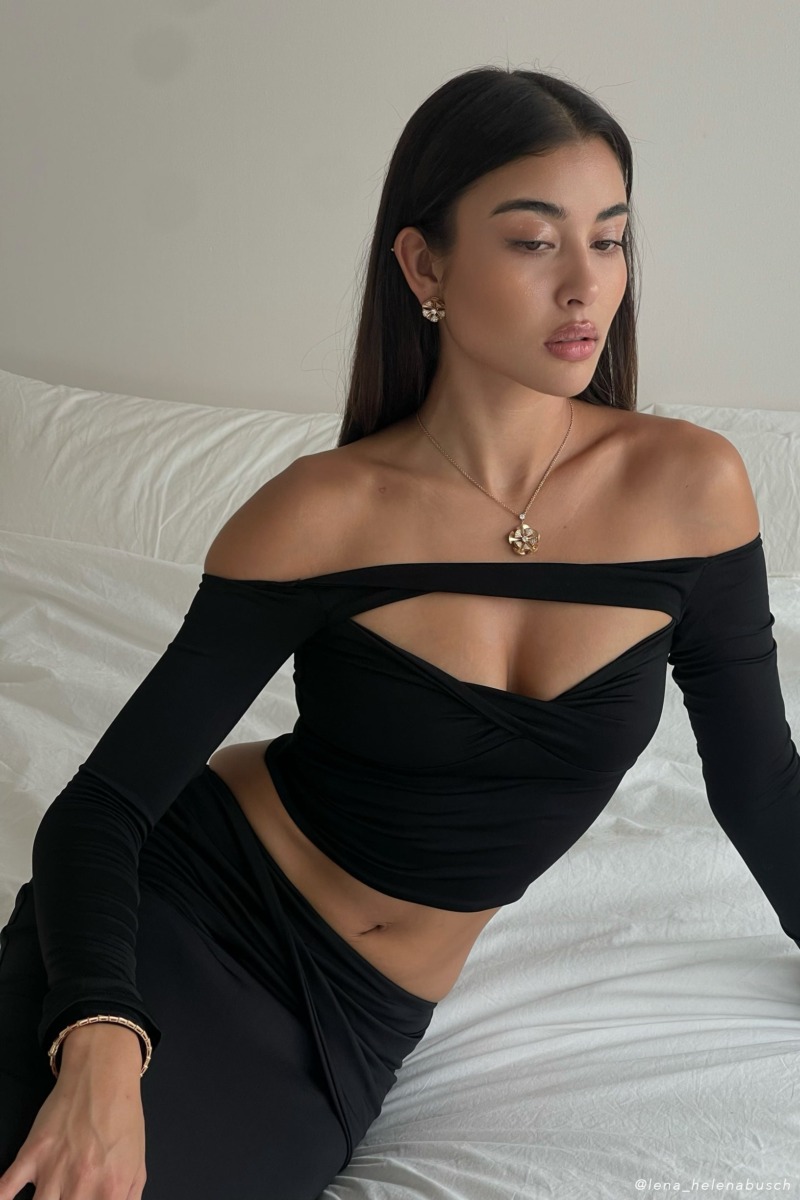 Woman Black Long Sleeve Top by Meshki GOOFASH