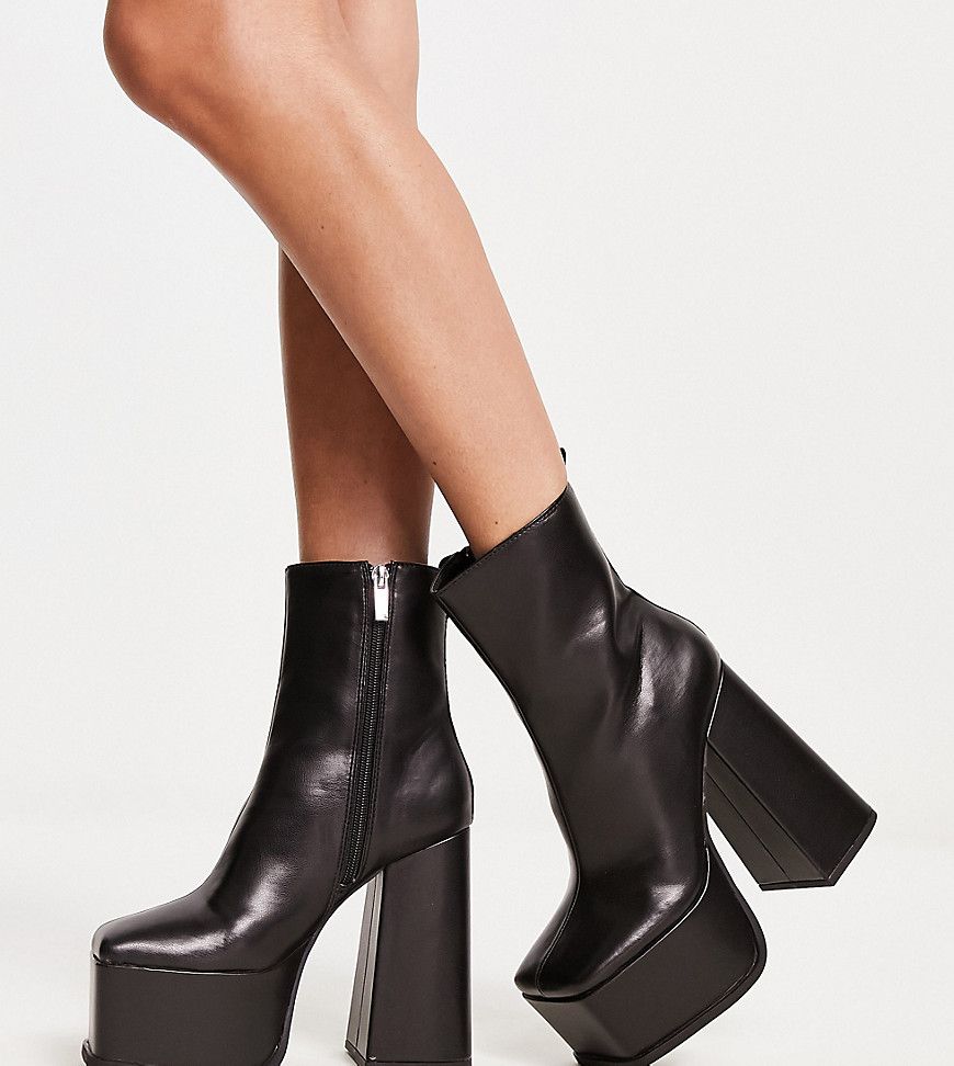 Asos - Woman Platform Boots in Black from Shellys London GOOFASH