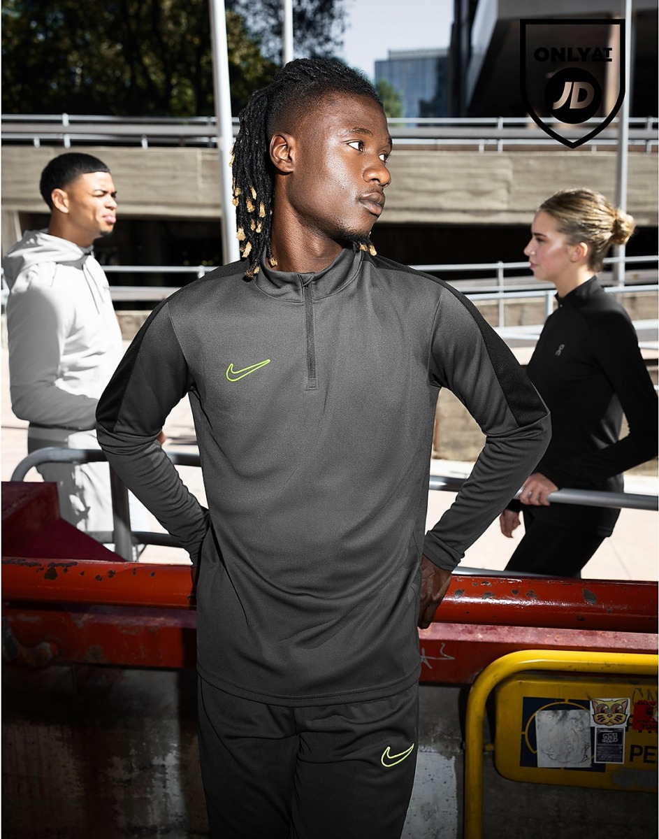 Nike - Gent Black Jacket from JD Sports GOOFASH
