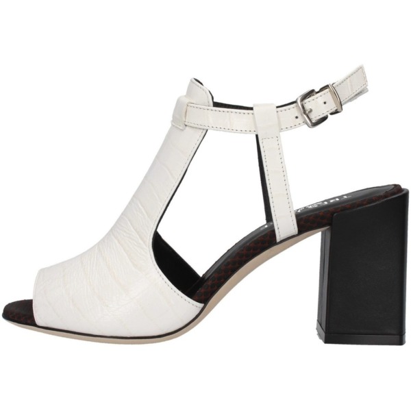 Sandals in White Tres Jolie Woman - Spartoo GOOFASH